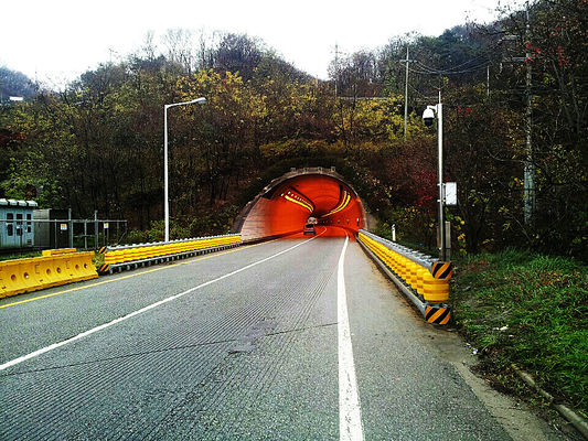 comprar Barreira de proteção galvanizada galvanizada a quente, com nível internacional de grau 4 e material de rolos de PU que assegura a segurança na estrada online manufacture