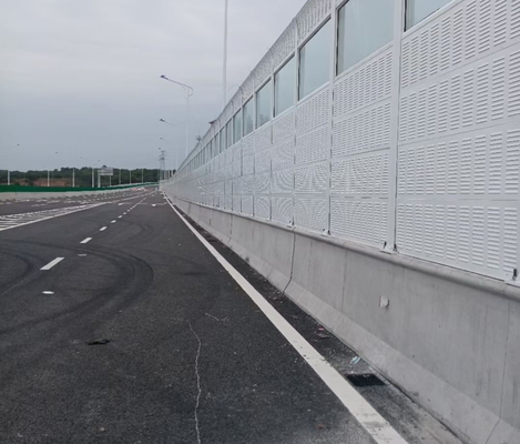 A placa de alumínio das lãs de vidro da barreira do ruído da estrada do painel da placa encheu o tipo da grelha