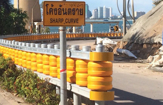 Bom preço Yellow With Black Stripes Safety Roller Barrier Featuring Foam Wheel Material and Accessories for Safety Barrier Solutions on-line