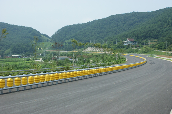 Good price Double Buckets Or Single Bucket Roller Crash Barrier with 3.5 Mm Thickness Standard JT/T281-2007 on-line